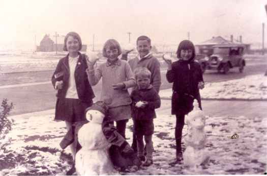 The children are Joan Gunn, Bettye Gunn, Cabban brothers, Amelia Hughes. The Baptist Church in Currie Crescent is at top left.