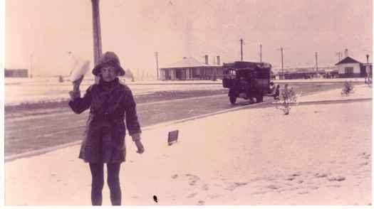 Note at rear: Bettye Gunn. Kennedy Street, Kingston 1929. After they sold the Giles Street shop to Mr Cabban and Uncle John had taken over uncle Bill Prowse's newsagency.