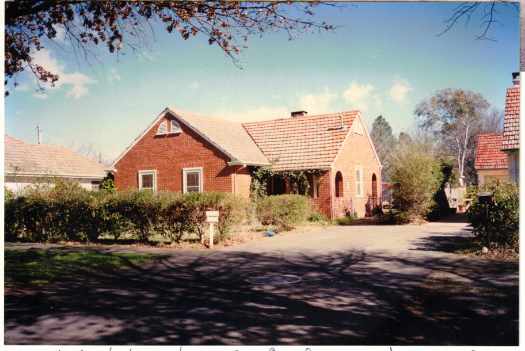 Shows one of the cottages in the 1927/28 photograph of Kingston and Printers Quarters (photo 10483).