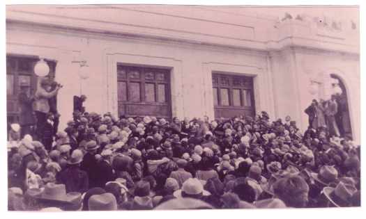 Large crowd outside the Provisional Parliament House gather around Johnson and Scullin.