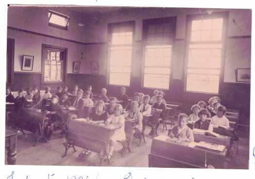 Students include: Bettye Gunn (second from back, white collar), Jim Murray (second row), Merick Thompson (third row), Marcia Parbery (in front of Bettye).