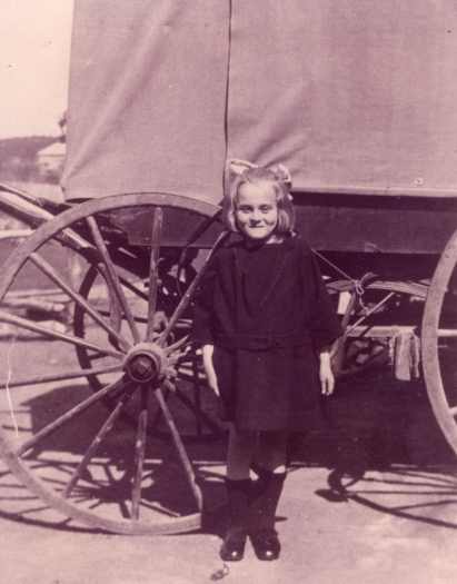Iris' father was S.O. Taylor. He used the dray to canvass clothes and linen, men's suits in the camps and settlements around Canberra. Later set up shop at Kingston.